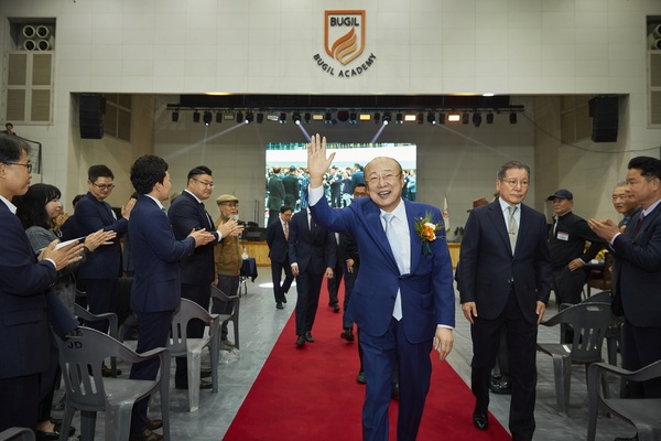 김승연 한화그룹 회장이 지난 4일 충남 천안 '북일고 개교 50주년 기념행사'에 참석한 모습. /한화그룹