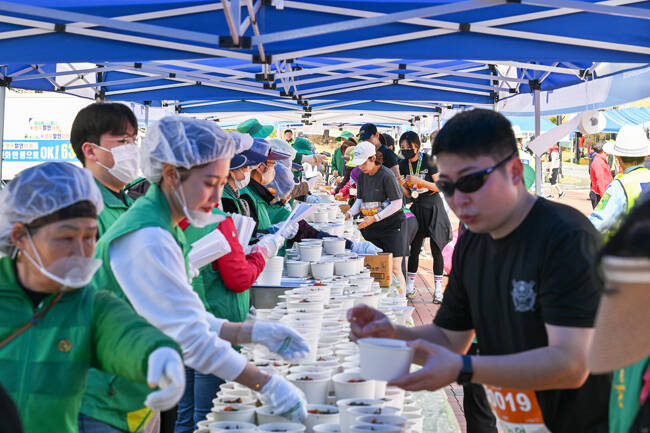 영주시 새마을회가 1만명 분 국수나눔을 하고 있다. /영주시