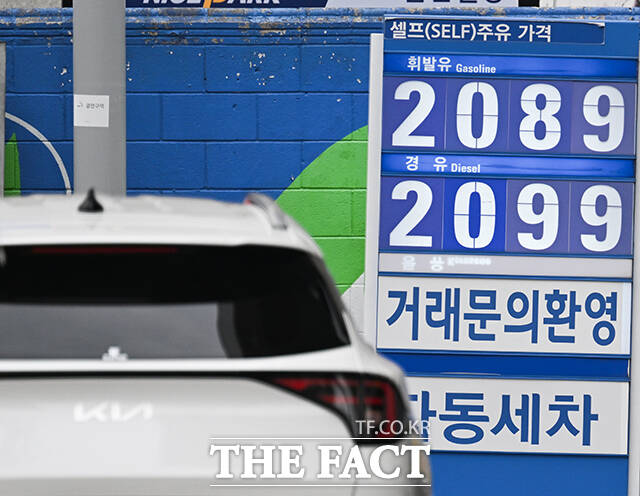 2차 석유 최고가격제가 시행 중인 지난달 30일 오전 서울 시내 한 주유소 안내판에 휘발유·경류 등 석유 가격이 표시돼 있다. /박헌우 기자