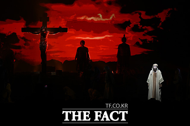 박영주 목사가 기도를 하고 있다.