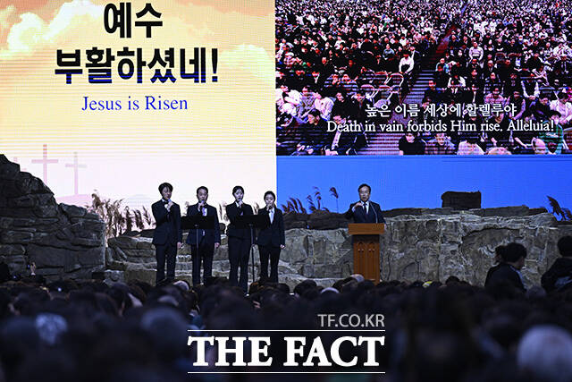 박영주 목사가 기도를 하고 있다.