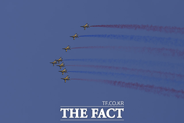 블랙이글스가 편대비행을 하고 있다.