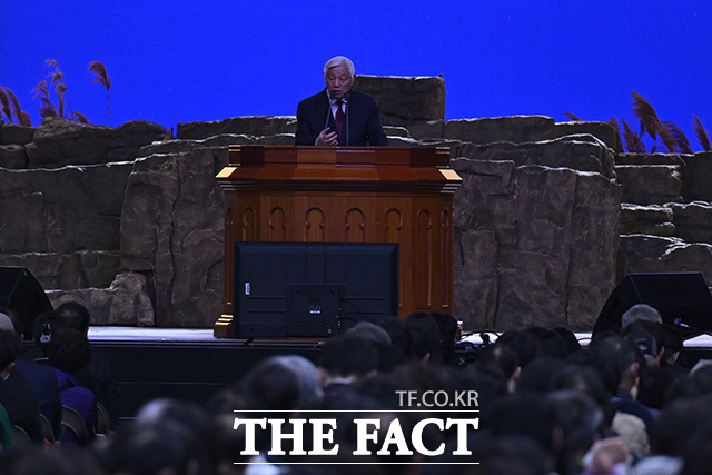 박영주 목사가 기도를 하고 있다.