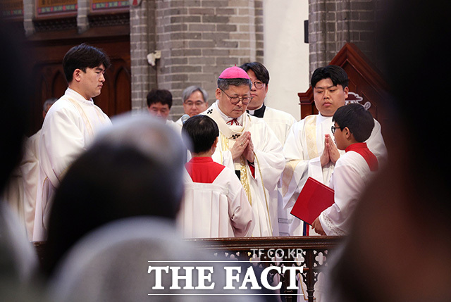 신자들이 미사를 드리고 있다.