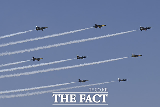 블랙이글스가 편대비행을 하고 있다.