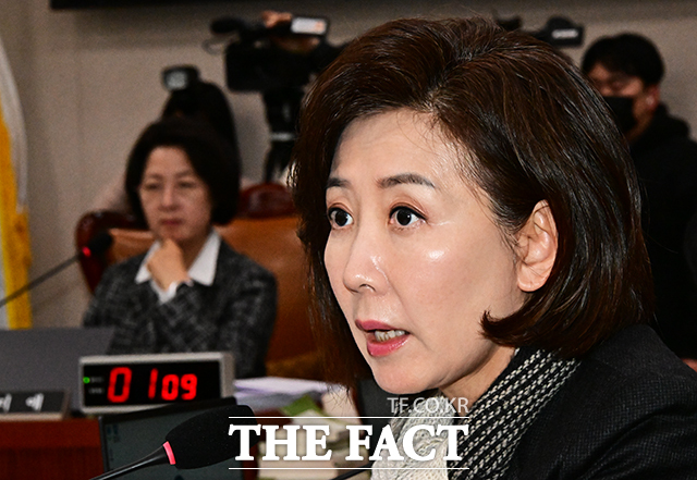 나경원 국민의힘 의원이 지난 2월 23일 오후 서울 여의도 국회에서 열린 법제사법위원회 전체회의에 참석해 질의를 하고 있다. /국회=배정한 기자