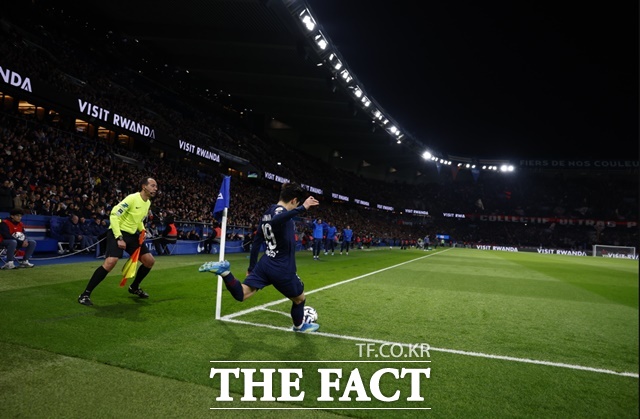 4일 소속팀 PSG의 툴루즈와 리그1 28라운드 홈경기에서 코너킥으로 결승골 기점 역할을 하고 있는 이강인./PSG