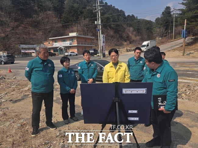 김규식 경기도 안전관리실장이 지난 3일 재해복구사업 현장을 점검하고 있다. /경기도