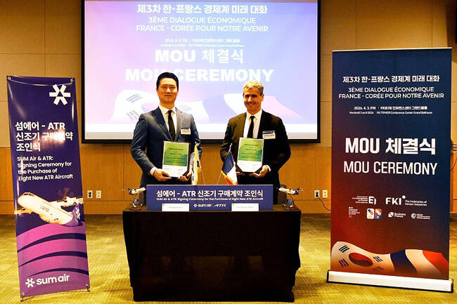 3일 여의도 FKI타워에서 열린 한-프랑스 수교 140주년 기념 제3차 한-프랑스 경제계 미래대화에서 진행된 섬에어-ATR 신조기 구매계약 조인식에서 섬에어 최용덕 대표와 ATR 장 피에르 클레르상 대표가 포즈를 취하고 있다. /섬에어