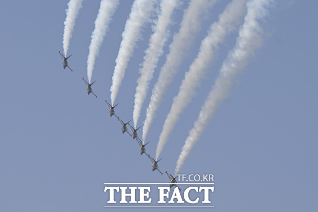 블랙이글스가 편대비행을 하고 있다.