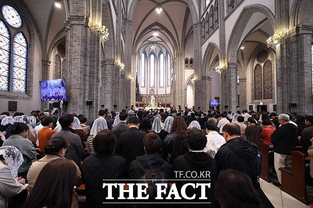 신자들이 미사를 드리고 있다.