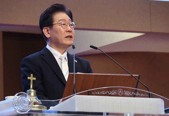 이재명 대통령이 5일 서울 영등포구 여의도순복음교회에서 열린 2026 부활절 연합예배에서 축사를 하고 있다. /청와대통신사진기자단·뉴시스
