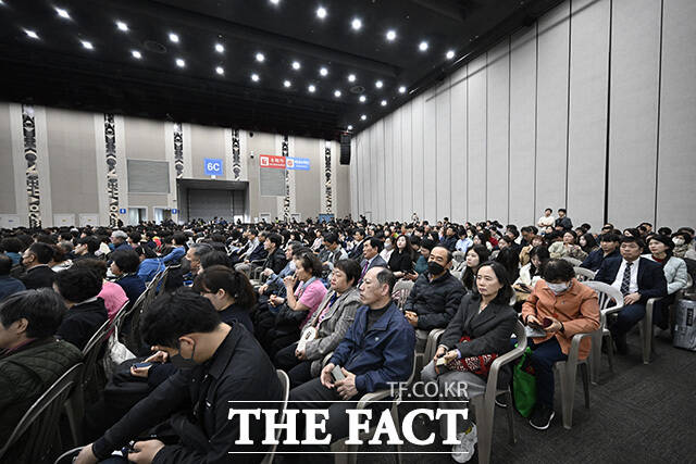 박영주 목사가 기도를 하고 있다.