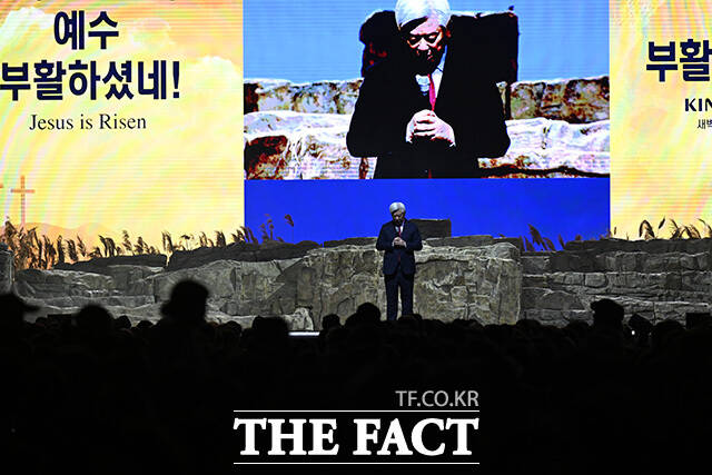 박영주 목사가 기도를 하고 있다.