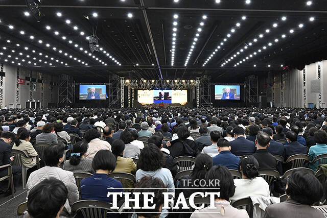 '2026 세계 기독교 부활절 연합예배'가 5일 오전 경기 고양시 킨텍스에서 열린 가운데 참석자들이 예배를 하고 있다. /고양=송호영 기자