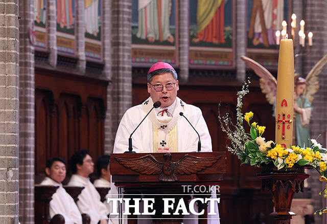 신자들이 미사를 드리고 있다.