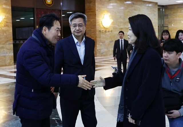 장동혁 국민의힘 대표가 지난 1월 16일 서울 여의도 국회에서 단식농성 중 격려방문한 이진숙 전 방송통신위원장과 만나 악수하고 있다. /뉴시스