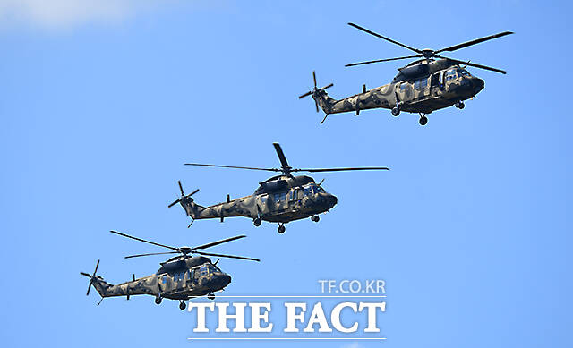 산불 진화에 투입된 군 헬기가 승인 없이 DMZ에 진입해 군 당국이 경위를 조사 중이다. 사진은 수리온 헬기 편대의 비행이 펼쳐지고 있는 모습으로 기사의 특정 사실과 무관하다./더팩트 DB