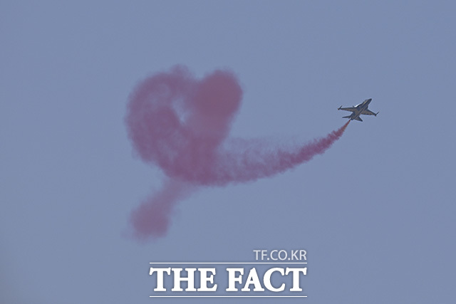공군 특수비행팀 블랙이글스가 5일 오후 서울 영등포구 여의도 봄꽃축제를 기념해 축하 비행을 하고 있다.
