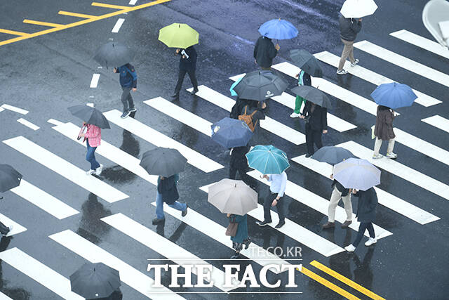 월요일인 6일 전국적으로 새벽부터 봄비가 내리다 오후에 대부분 그칠 예정이다. 사진은 서울 서초구 교대역 일대 시민들이 우산을 쓴 채 발걸음을 재촉하고 있는 모습. /더팩트 DB