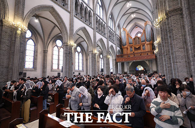 신자들이 미사를 드리고 있다.