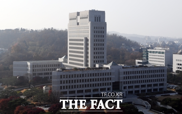 소송촉진특례법에 따라 피고인이 불출석한 채 선고해 형이 확정됐더라도 책임질 수 없는 사유가 있었다면 재판을 다시 해야 한다는 대법원 판단이 나왔다./더팩트 DB