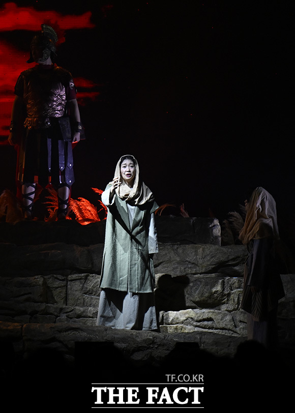 박영주 목사가 기도를 하고 있다.