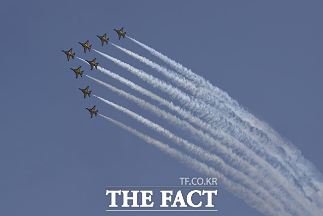 블랙이글스가 편대비행을 하고 있다.