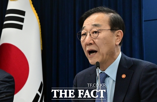 김윤덕 국토교통부 장관이 5일 용산역 회의실에서 중동 전쟁 장기화에 따른 건설산업 영향을 점검하기 위해 8개 협회와 긴급 간담회를 가졌다./임영무 기자