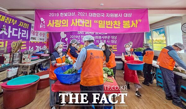 사랑의 사다리밴드 봉사단 회원들이 3일 대전 대덕구 중리동 저소득 가구를 위한 밑반찬 봉사 활동을 하고 있다. /대덕구