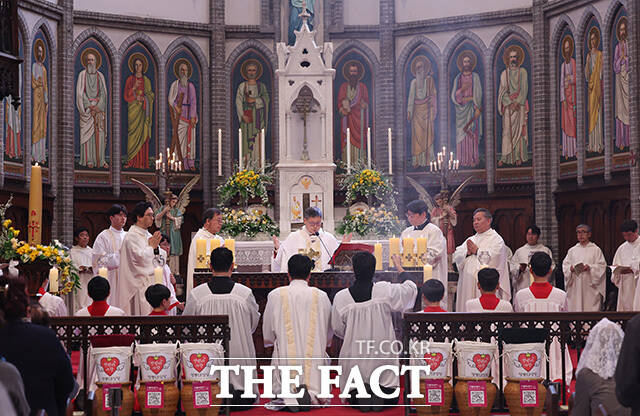 천주교 서울대교구장 정순택 대주교가 5일 오후 주교좌 명동대성당에서 '주님 부활절 대축일 미사'를 주례하고 있다. /사진공동취재단