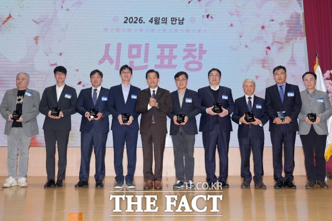 3일 시청 대강당에서 성실납세자 인증패 수여 후 기념촬영하는 이재준 시장과 성실납세자들 /수원시