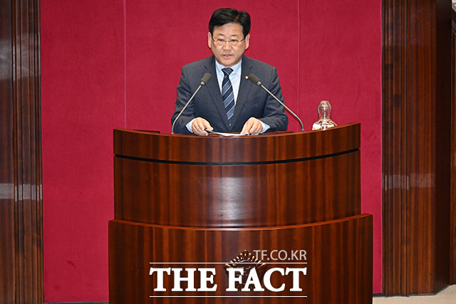 당선 인사하는 김정호 신임 국회 기후에너지환경노동위원회 위원장(아래).