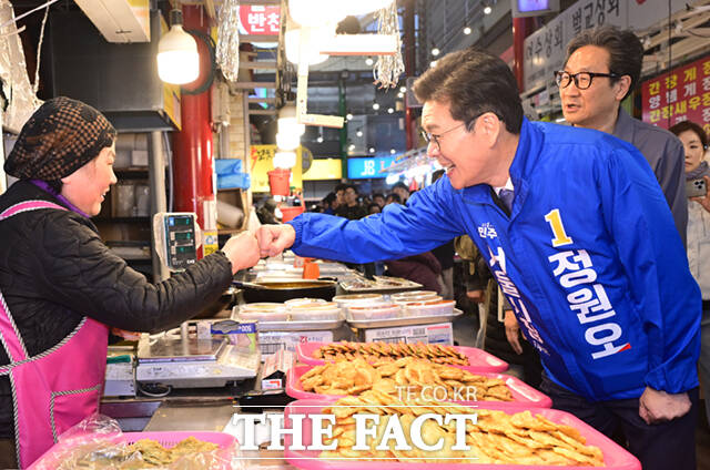 정원오 더불어민주당 서울시장 예비후보가 6일 오후 서울 강북구 수유시장을 찾아 농인 상인 부부와 수어로 인사하고 있다. /이새롬 기자