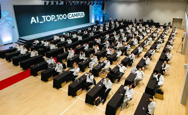 지난 4일 카카오 AI 캠퍼스에서 열린 'AI TOP 100 (CAMPUS)' 행사 참가자들이 기념 사진을 촬영하고 있다. /카카오