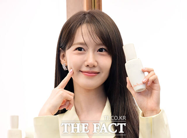 소녀시대 윤아가 6일 오후 서울 종로구 복촌 설화수 집에서 열린 '윤빛클래스' 행사에 참석해 포즈를 취하고 있다. /이새롬 기자