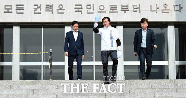 정치권 일각에서는 정체된 당의 지지율의 원인으로 조국 조국혁신당 대표의 리더십 한계를 지적하는 시각도 있다. 사진은 조 대표가 지난달 26일 국회 본청 앞에서 중대선거구제 도입 등 정치개혁을 촉구하며 삼보일배 행진을 위해 이동하며 손을 흔들고 있는 모습. /이새롬 기자