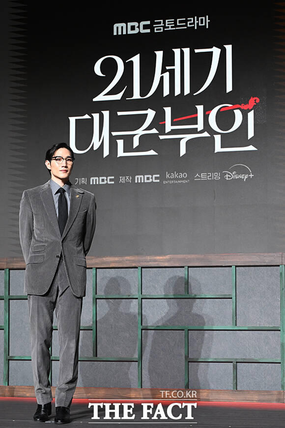 배우 유수빈과 공승연, 변우석, 아이유, 노상현, 이연(왼쪽부터)이 6일 오후 서울 강남구 조선 팰리스 서울 강남에서 열린 MBC 새 금토드라마 ‘21세기 대군부인’ 제작발표회에 참석해 포즈를 취하고 있다. /김성렬 기자