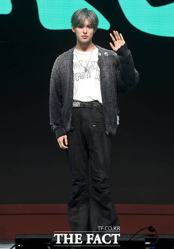 그룹 킥플립(KickFlip)이 6일 오후 서울 광진구 예스24 라이브홀에서 열린 네 번째 미니앨범 'My First Kick(마이 퍼스트 킥)' 발매 기념 쇼케이스에 참석해 포즈를 취하고 있다. /박상민 기자