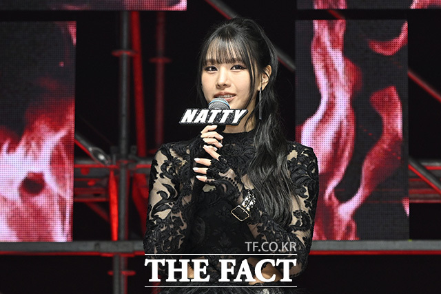 나띠가 'Who is she' 쇼케이스에서 신곡 무대를 펼치고 있다.