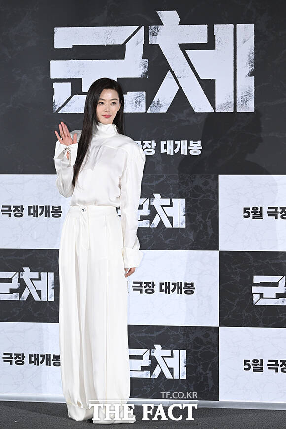 배우 전지현이 6일 오전 서울 용산구 CGV 용산 아이파크몰에서 열린 영화 ‘군체’ 제작보고회에 참여해 포즈를 취하고 있다. /김성렬 기자