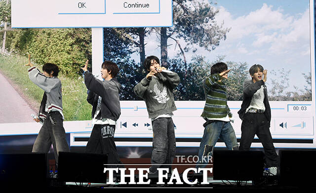 그룹 킥플립(KickFlip)이 6일 오후 서울 광진구 예스24 라이브홀에서 열린 네 번째 미니앨범 'My First Kick(마이 퍼스트 킥)' 발매 기념 쇼케이스에 참석해 수록곡 'Twenty(트웬티)' 무대를 펼치고 있다. /박상민 기자