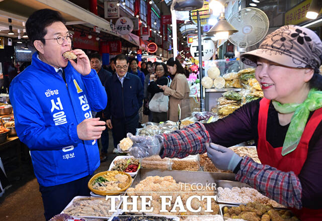 정원오 더불어민주당 서울시장 예비후보가 6일 오후 서울 강북구 수유시장을 찾아 농인 상인 부부와 수어로 인사하고 있다. /이새롬 기자