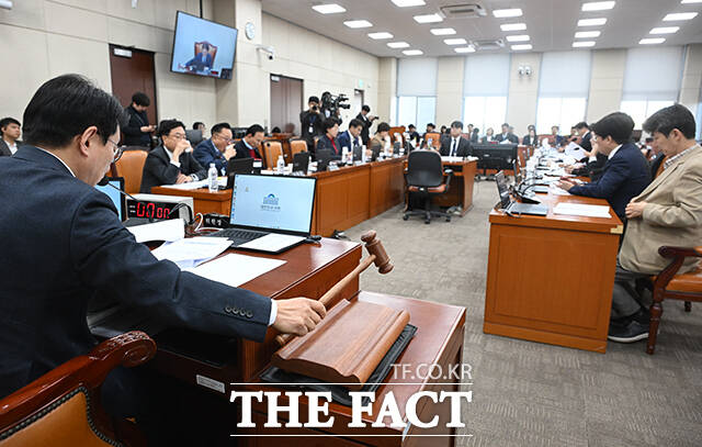 박덕흠 국민의힘 의원(왼쪽)과 한병도 더불어민주당 원내대표가 행안위 전체회의에 앞서 인사를 나누고 있다.