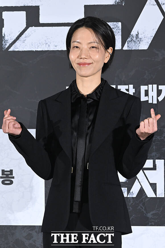 배우 고수, 김신록, 신현빈, 연상호 감독, 배우 전지현, 구교환, 지창욱(왼쪽부터)이 6일 오전 서울 용산구 CGV 용산 아이파크몰에서 열린 영화 '군체' 제작보고회에 참석해 포즈를 취하고 있다. /김성렬 기자