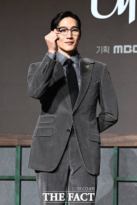 배우 유수빈과 공승연, 변우석, 아이유, 노상현, 이연(왼쪽부터)이 6일 오후 서울 강남구 조선 팰리스 서울 강남에서 열린 MBC 새 금토드라마 ‘21세기 대군부인’ 제작발표회에 참석해 포즈를 취하고 있다. /김성렬 기자