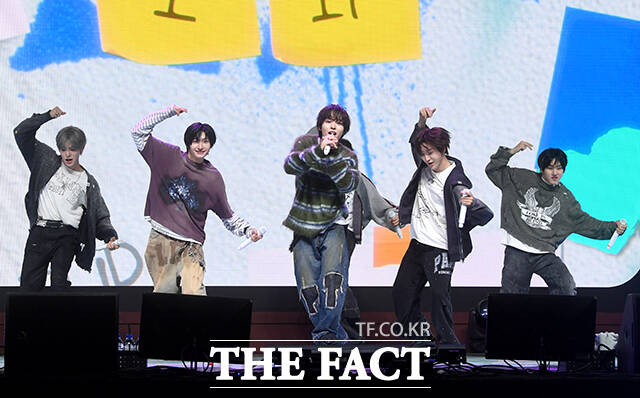그룹 킥플립(KickFlip)이 6일 오후 서울 광진구 예스24 라이브홀에서 열린 네 번째 미니앨범 'My First Kick(마이 퍼스트 킥)' 발매 기념 쇼케이스에 참석해 타이틀곡 '눈에 거슬리고 싶어' 무대를 펼치고 있다. /박상민 기자