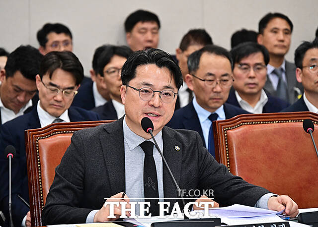 질의에 답변하는 문신학 산업통상무 차관.