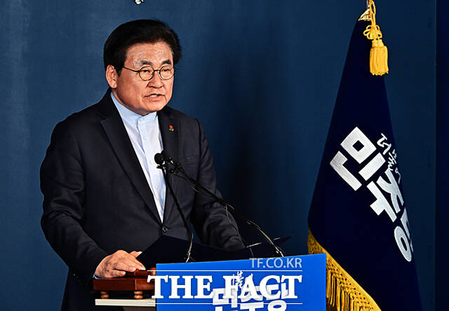 소병훈 더불어민주당 중앙당선거관리위원장이 6일 오후 서울 여의도 더불어민주당 당사에서 6.3 지방선거 충남도지사 후보자 본경선 개표 결과 발표를 하고 있다. /배정한 기자