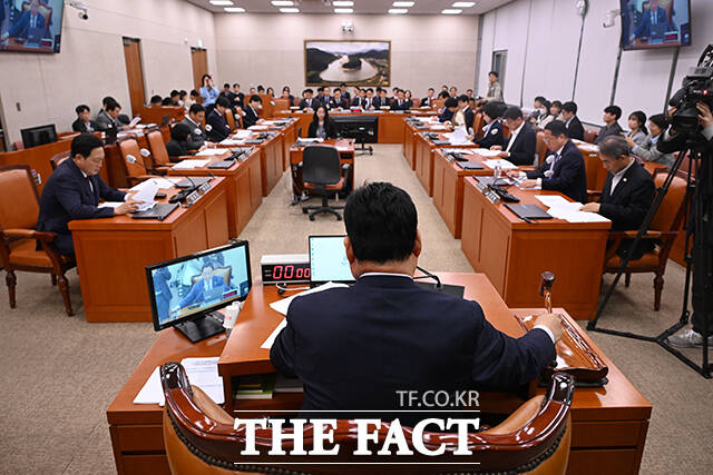 어기구 농해수위원장이 농림축산식품해양수산위원회 전체회의에서 의사봉을 두드리고 있다.